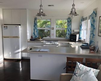 Ocean View 1 BR Cottage on Oceanfront Property. Permitted - Paia - Kitchen