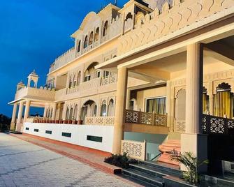 The Dhawala Resort - Álvaro