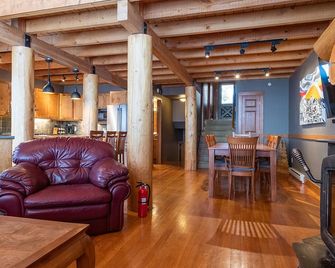Ski In/Out- Wood Stove - Hottub- 2 Mstr Suites - Big White - Sala de estar