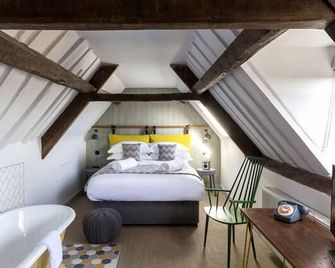 The Old Stocks Inn - צ'לטנהאם - חדר שינה