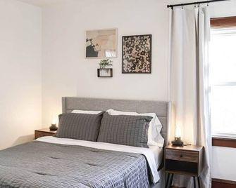 Mins to State Fair & Amfam Field |sleeps 12|4br + Parking - West Allis