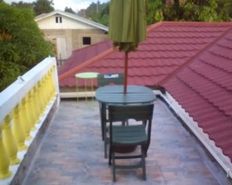 Vacation Home- Upstairs Suite with Balcony in a Private Home Sky View - Buff Bay - Balkón