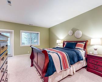 Waterfront home with private hot tub, patio, games, & gym room - Shelton - Bedroom