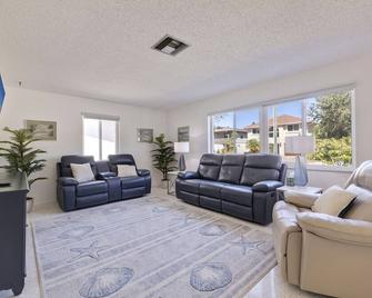 Charming House in IRB sleeps 6 - Belleair Bluffs - Living room