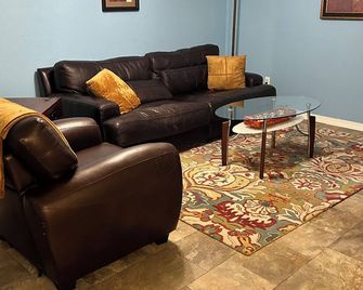 Stylish Comfort in the Heart of the City' - Great Falls - Living room