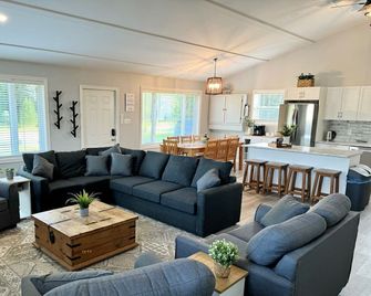 Beautiful Modern Cottage with Amazing Landscape and Sunset in Ontario - Long Point - Living room