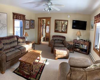 Walk to Main Street and Mirror Lake - Lake Placid - Living room