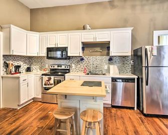 Stylish Vicksburg Apt with Porch - 2 Mi to Casino! - Vicksburg - Kitchen