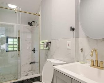 Modern House in Black Rock - Bridgeport - Bathroom