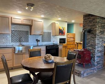 Salem Pines lost Moose lodge Charming 3-bedroom downstairs suite with AC, WiFi. - Rexburg - Keuken