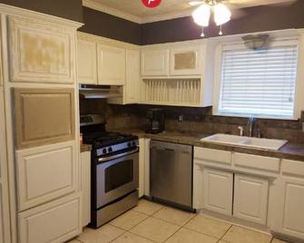 Tranquil Getaway near Downtown Nederland Tx - Nederland - Kitchen