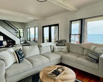 Lakeside Paradise! A charming blend of cozy comfort and beachfront bliss! - Lexington - Sala de estar