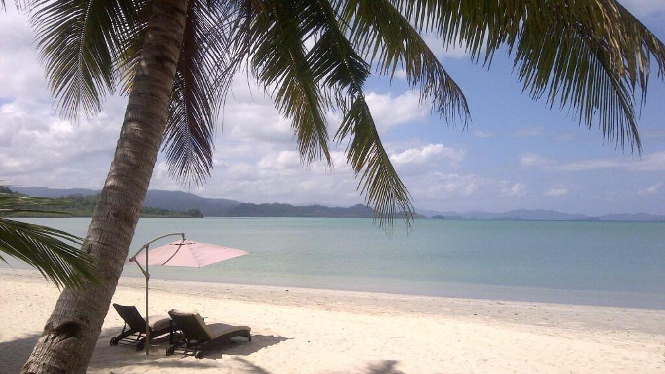 Foxy's Beach Resort