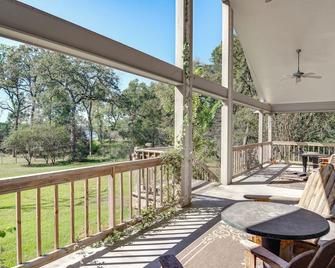 Franklin Home w/ Water Views: Outdoor Dining Area! - Franklin - Balcón