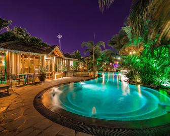 Fiesta Beach Resort - บากา - สระว่ายน้ำ