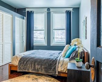 Historical apartment close to downtown - Medicine Hat - Bedroom