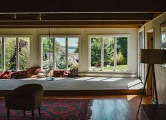 5+ bedroom Midcentury Damariscotta River home - Damariscotta - Living room