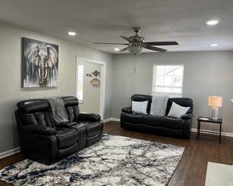 Entire beautiful home w/ great location! - Paducah - Living room