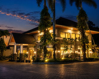 Augusta Hotel & Glamping Sukabumi - Sukabumi - Gebäude