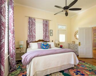 Charming Victorian Bike to Shops, Mins to Antiques & Wedding Venues - La Grange - Bedroom