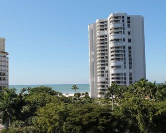 Top Floor Condo, Steps Away From J.W. Marriott and Beach Access - Marco Island - Edificio