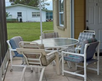 Sunny Apartments a block from Warm Mineral Springs - North Port - Patio