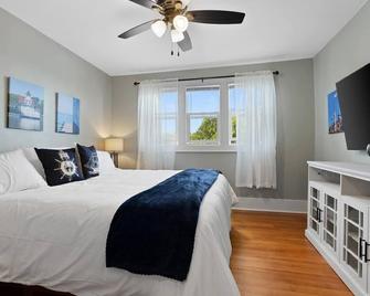 Beautifully remodeled home with stunning views of lake and easy walkability to downtown Kewaunee! - Kewaunee - Спальня