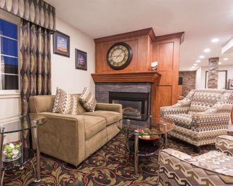 Ramada by Wyndham Portland - Portland - Sala de estar