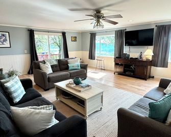 Lakeview Sunset Oasis Retreat on Pettit Mt near Tahlequah, 4 min drive to lake - Park Hill - Living room