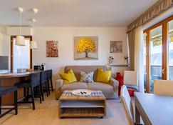 Wrap around Lake Views Family sized condo with large balcony - Campione d'Italia - Living room