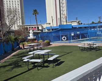 Travelsuites Inn - Las Vegas - Patio
