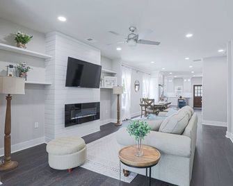 Southern Luxury Cottage Located in the Heart of Atlanta | Sleeps 12 - Atlanta - Olohuone