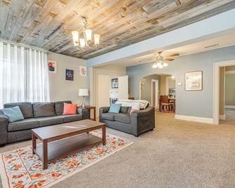 Quiet Jacksonville Retreat - 4 Miles to Downtown! - Jacksonville - Sala de estar