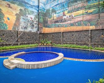 جولدن سكاي كوندوتل - جاكرتا - حوض السباحة