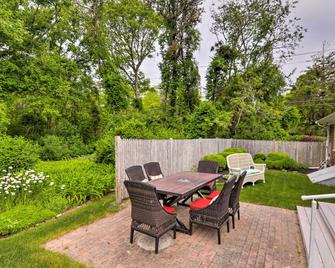 Charming Hyannis Cottage 1 Mi to Beach! - Hyannis - Patio