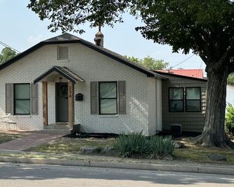 Newly remodeled quaint 2 bedroom 2 bath home in downtown Dexter, Missouri - Dexter - Building