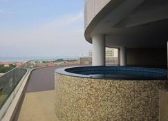 One One Eight Island Plaza by Wen's Cozy 118 Holiday Home - George Town - Pool