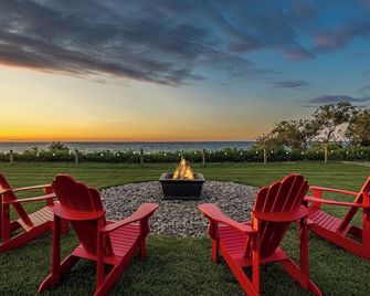 Lakefront Farm House In Niagara | Hot Tub | Sauna | Fire Pit | Patio - Lincoln - Patio