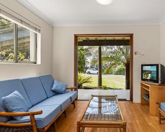 Possum House by Experience Jervis Bay - Hyams Beach - Living room