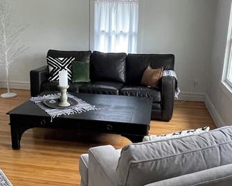 Spacious Chic 3-BDR Apartment in charming St. Charles for you to Create Memories - Saint Charles - Obývací pokoj