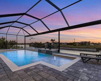 Gulf Access, Heated Saltwater Pool, Kayaks - Villa Sunset Lagoon - Matlacha - Pool