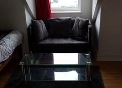 Quality Accommodation - Leeds - Living room