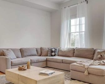 Bright, airy single‑family home in Fairfield, minutes from Fairfield Beach - Fairfield - Huiskamer