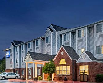 Microtel Inn & Suites by Wyndham Statesville - Statesville - Building
