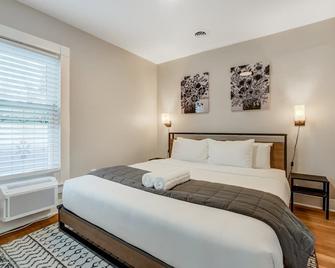 Downtown Getaway - Balcony - King Beds - Colorado Springs - Chambre