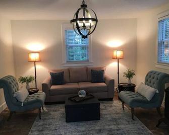 New! 1920 Carriage House On Private 5 Acre Riverfront Parklike Estate With Dock - Green Cove Springs - Living room