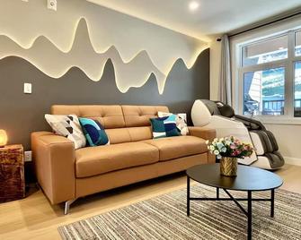 1 Min to Banff Gate Booth |Mountain Views, Loft Net, Kids’ Wall & Design Touches - Harvie Heights - Living room