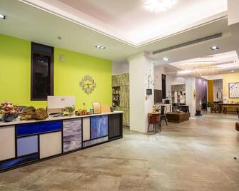 A walk in the mist - Lugu Township - Reception