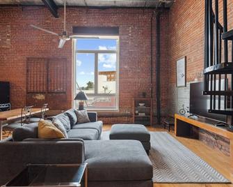 Industrial Modern Loft in Downtown Lafayette - Lafayette - Living room