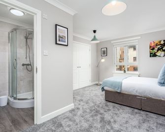 Iona Residence - Donnini Apartments - Ayr - Bedroom